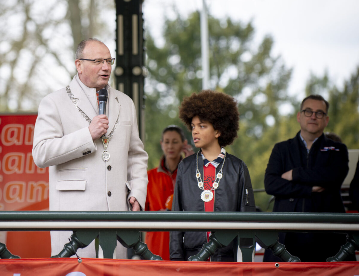 22 april: De burgemeester opent de Koningskermis