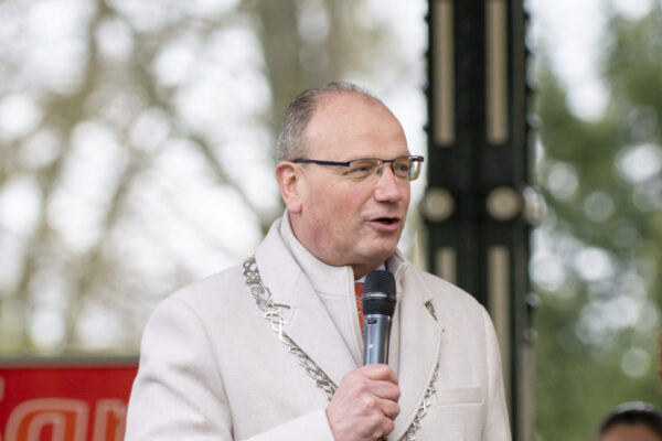 22 april: De burgemeester opent de Koningskermis